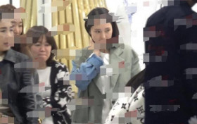 董璇与李小璐聚餐 两人一路上热聊灿笑心情不错