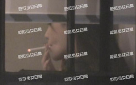 baby吸烟再被拍 姿势相当老练像个老烟枪