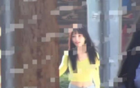 李小璐露脐装接女儿 露出了小蛮腰如同少女一般