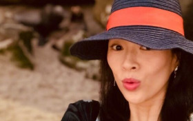 章子怡与醒醒同游 对镜灿笑状态极佳幸福溢出屏幕