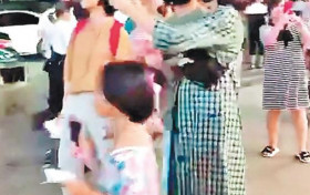 蔡少芬挺孕肚回老家 与张晋亲密同框画面温馨