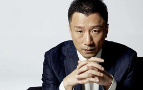 孙红雷室内吸烟致歉 与朋友聚餐被拍在室内抽烟