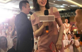 董璇离婚后首现身 全程灿笑似乎不受风波影响