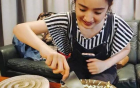 林依晨生日感谢祝福 与蛋糕合影笑容灿烂似少女