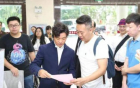 王宝强现身云南 一身西装造型显得精神干练