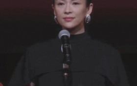 章子怡挺孕肚颁奖 一袭黑裙亮相端庄大气尽显优雅