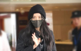 杨幂戴金丝眼镜 学生气十足充满了文艺气息