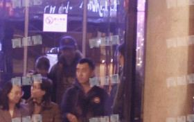王思聪高档餐厅就餐 与好友有说有笑并未受影响