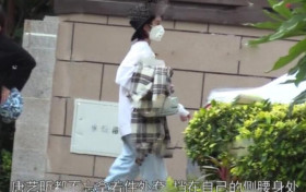 唐艺昕亮相孕味足 手紧紧贴在肚子上走路动作迟缓