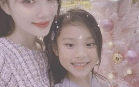 李小璐晒圣诞与女儿同框照片 甜馨就像缩小版贾乃亮