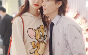 戚薇与老公贴面合影 夫妻俩郎才女貌颜值超高