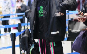 大张伟傻笑表情包 与妻子现身机场引发众人关注