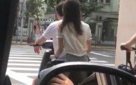王思聪骑电动车被遇 后座的白衣美女疑似新女友