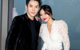 李佳琦晒出了与韩国女艺人的合影 一身西装颜值不输给明星