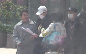 刘诗诗拍戏路透疑被搂肩揩油 愤怒挣脱甩开男配