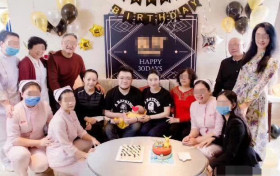 宋丹丹公园带孙子遛弯 学孩子走路童心未泯