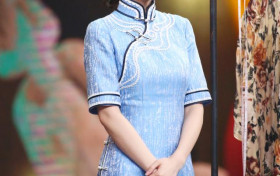 关晓彤旗袍造型蛮腰天鹅颈靠修图 对比baby差距一目了然