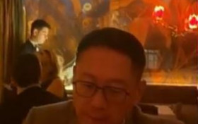 李嘉欣拍视频秀恩爱近照 许晋亨不理睬一心用餐