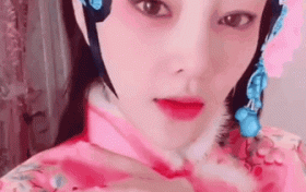李小璐频发视频春心荡漾 说韩语唱京剧问“公子在何方”