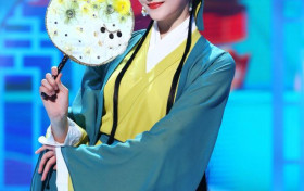 关晓彤挑战青蛇古装造型曝光 古装扮相身姿曼妙风情万种很美很媚