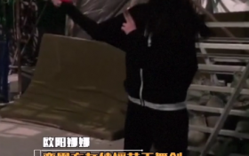 欧阳娜娜摇花手舞剑变女侠 动作行云流水炫酷有范儿