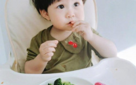 杜若溪分享带娃日常 为女儿做健康餐大秀厨艺