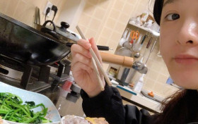 徐娇居家隔离亲自下厨 做白切鸡色香味俱全