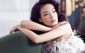 舒淇戴假发配王冠什么样子 对镜比耶孩子气十足