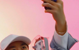 UNIQ周艺轩疑似恋情曝光 与女方拍戏认识频晒同款物品