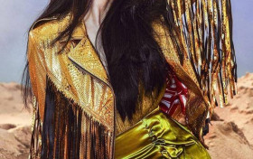 范冰冰登英国杂志封面什么样子 穿着金色外套上演魅惑之美