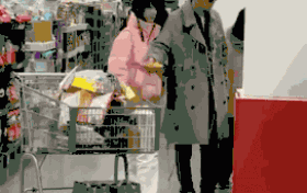 雷佳音夫妻逛超市被偶遇 35岁娇妻翟煦飞好嫩像网红