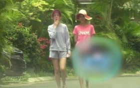 杨颖去度假时被拍到抽烟 她是哪里的混血儿