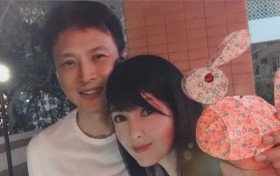 周慧敏罕见秀恩爱 神仙夫妻没孩子是唯一遗憾