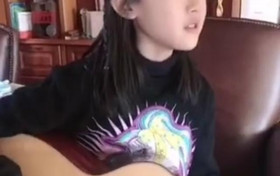 陆毅女儿陆雨萱抱吉他自弹自唱 侧脸神似鲍蕾颜值高多才多艺