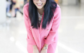 张柏芝现身机场 穿粉嫩西装彩虹袜时尚减龄